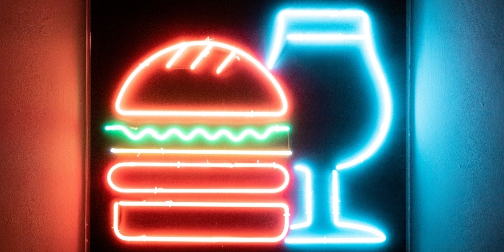 Як відбувається виробництво вивісок з нержавіючої сталі: етапи та переваги