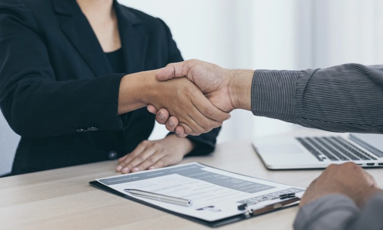 Робота на складах одягу в Польщі: вимоги та умови